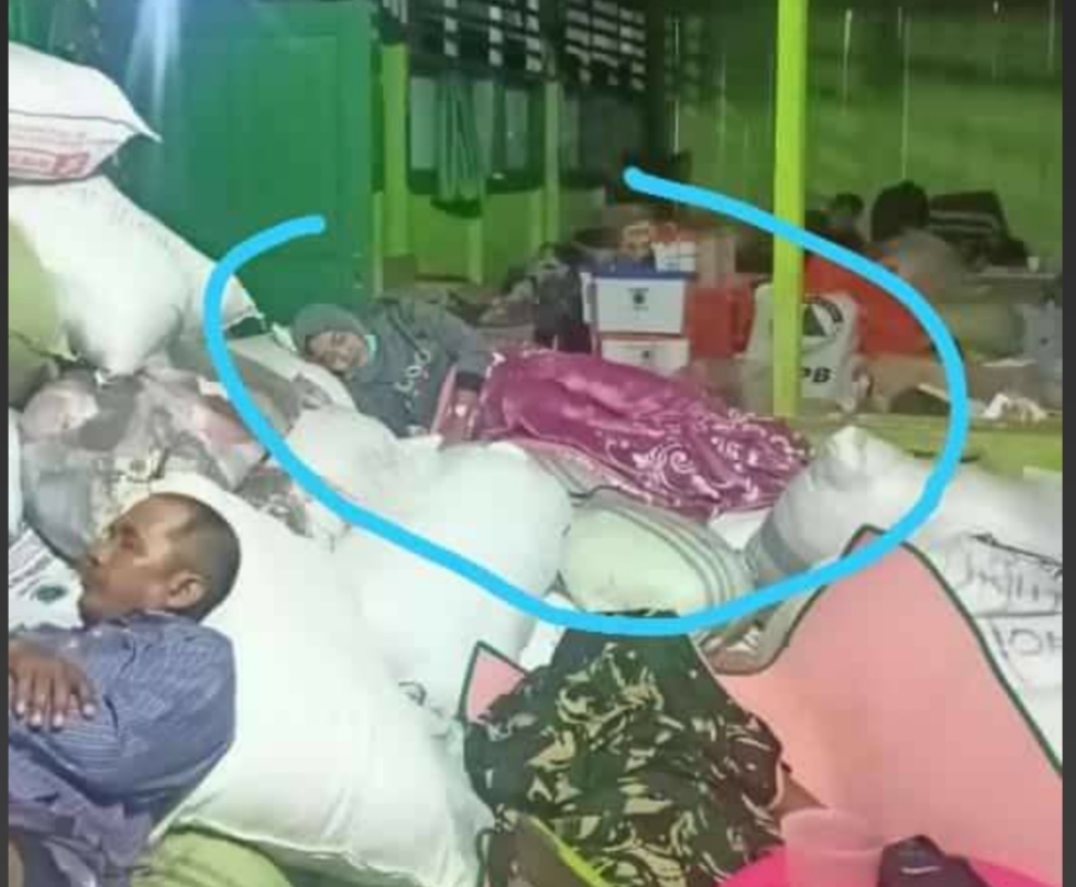Ibu Kades Nurhidayah Tertidur di Tumpukan Karung