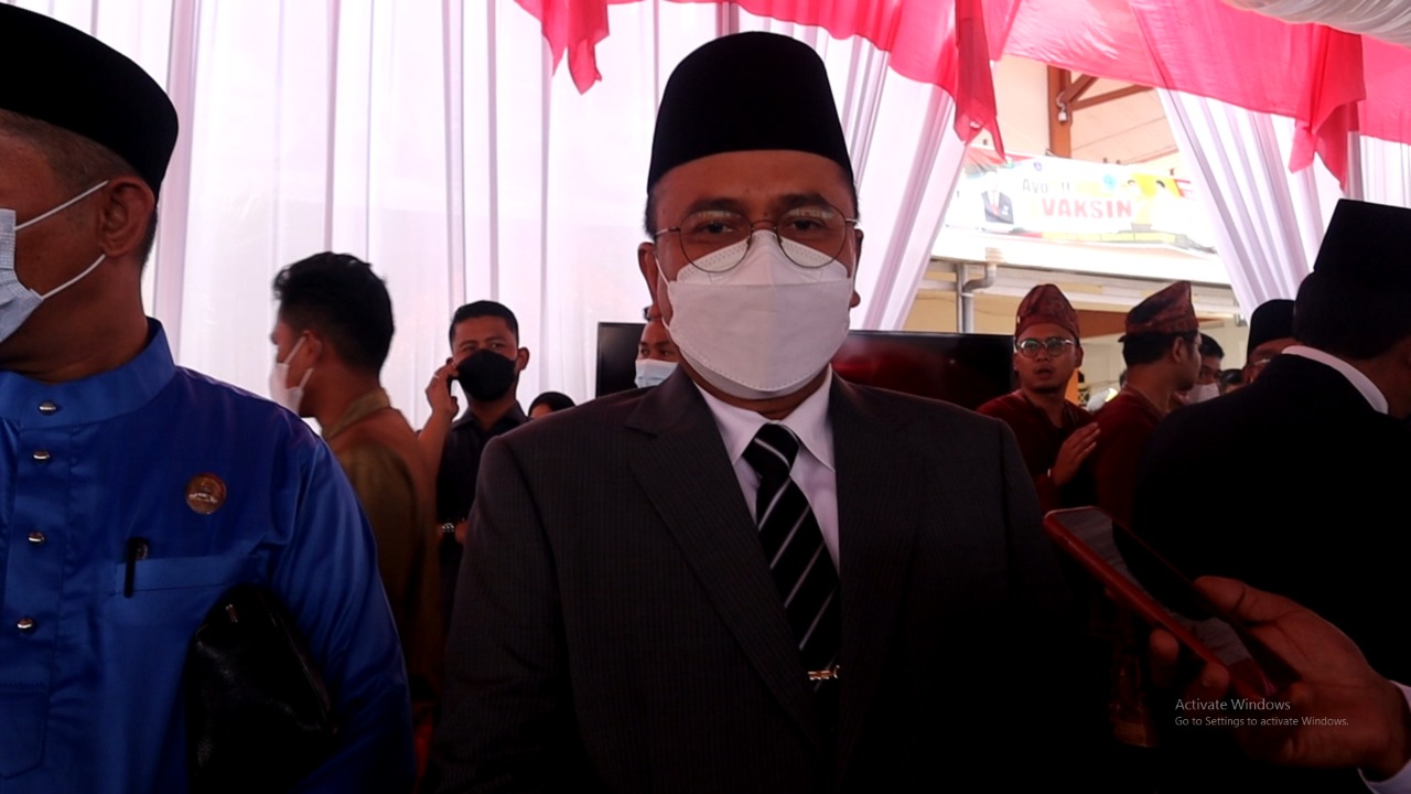 Wakil Walikota Jambi Maulana di wawancarai oleh Media