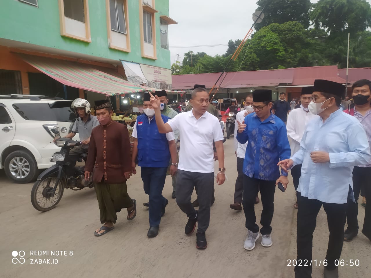Ketum DPP PAN Zulhas didampingi H Bakri Kunjungi Pasar Angsoduo