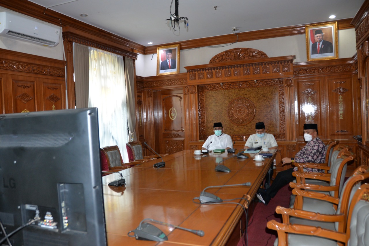 Sekretaris Daerah (Sekda) Provinsi Jambi Sudirman mengikuti Rapat Koordinasi (Rakor) Pengendalian Harga Pangan secara virtual