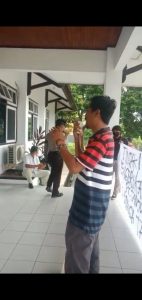 Aksi di Dinas ESDM, GERAM Minta Aktifitas Pengerukan Pasir Tanpa Izin Ditindak