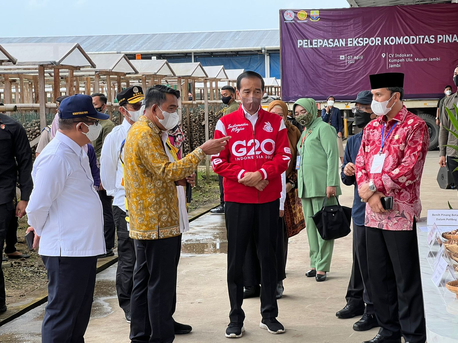 Ketua DPRD Provinsi Jambi Edi Purwanto mendampingi Presiden Republik Indonesia, Jokowi (Ist),