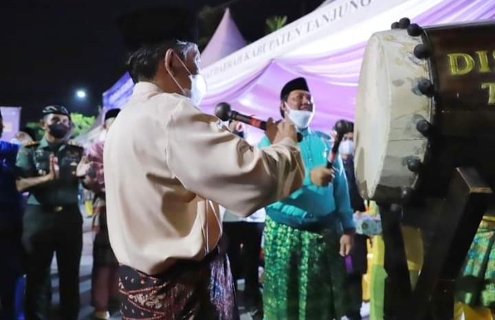 Pembukaan Festival Arakan Sahur di Tandai Dengan Pemukulan Beduk Oleh Wagub Jambi di Dampingi Wabup Tanjab Barat