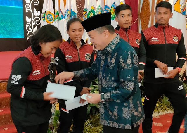 Gubernur Al Haris Menyerahkan Tali Asih Kepada Peraih Medali di Sea Games Vietnam (Dok : Diskominfo)