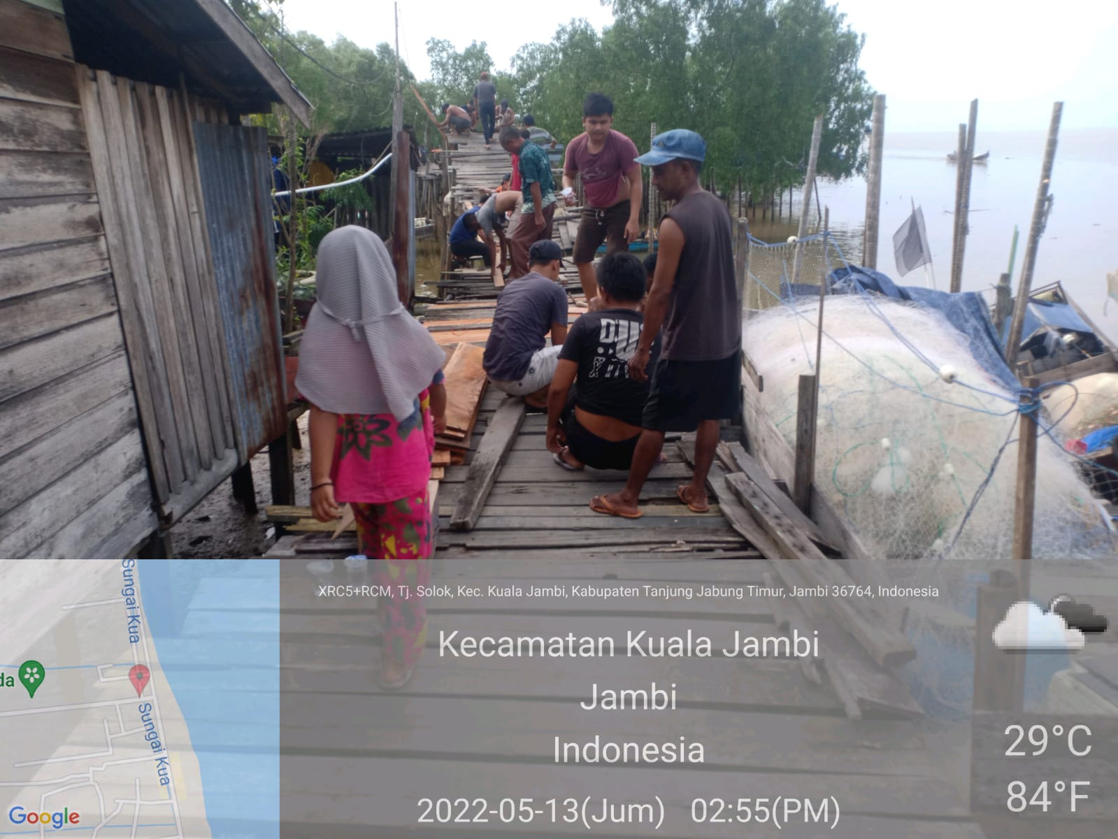 Masyarakat Tanjung Solok Gotong Royong Memperbaiki Jalan Rusak