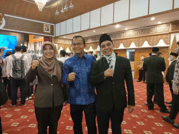 Komisioner KIP Jambi Siti Masnidar (Kiri) dan Nurul Fahmy (Kanan) Usai Dilantik