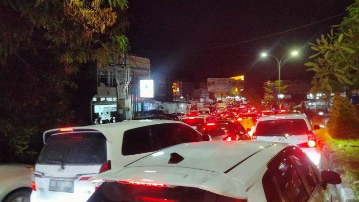 Ruas Jalan Simpang Pucuk Kota Jambi Terpantau Macet Total Akibat Banjid