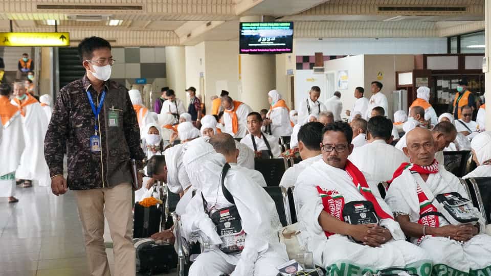 Sabrianto (Batik) Memantau Jamaah Haji Asal Jambi di Bandara Hang Nadim Batam