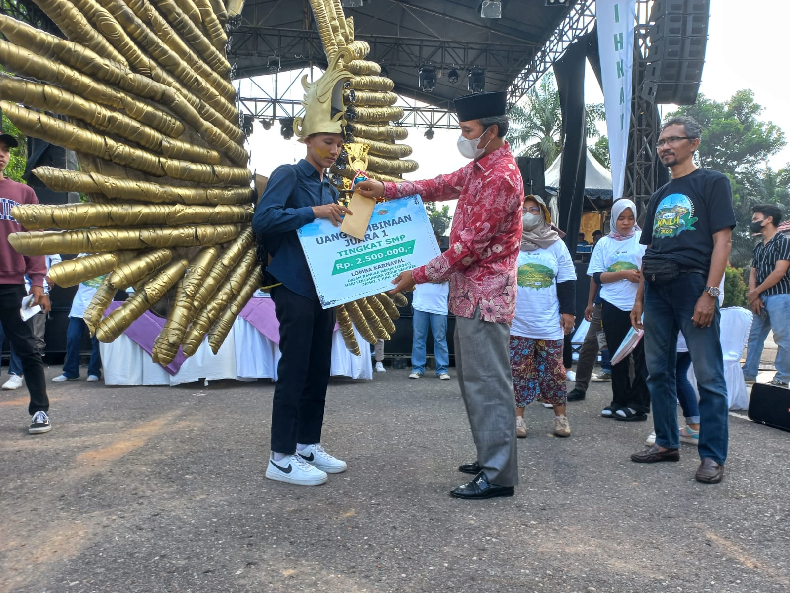 Edi Purwanto (Batik Merah) menyerahkan Hadiah kepada Aktivis LH