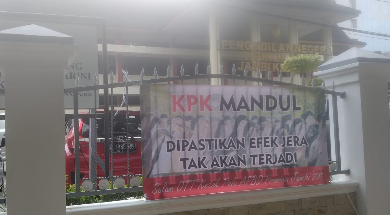 Spanduk KPK MANDUL terpampang di Pagar Gedung Pengadilan Negeri Jambi