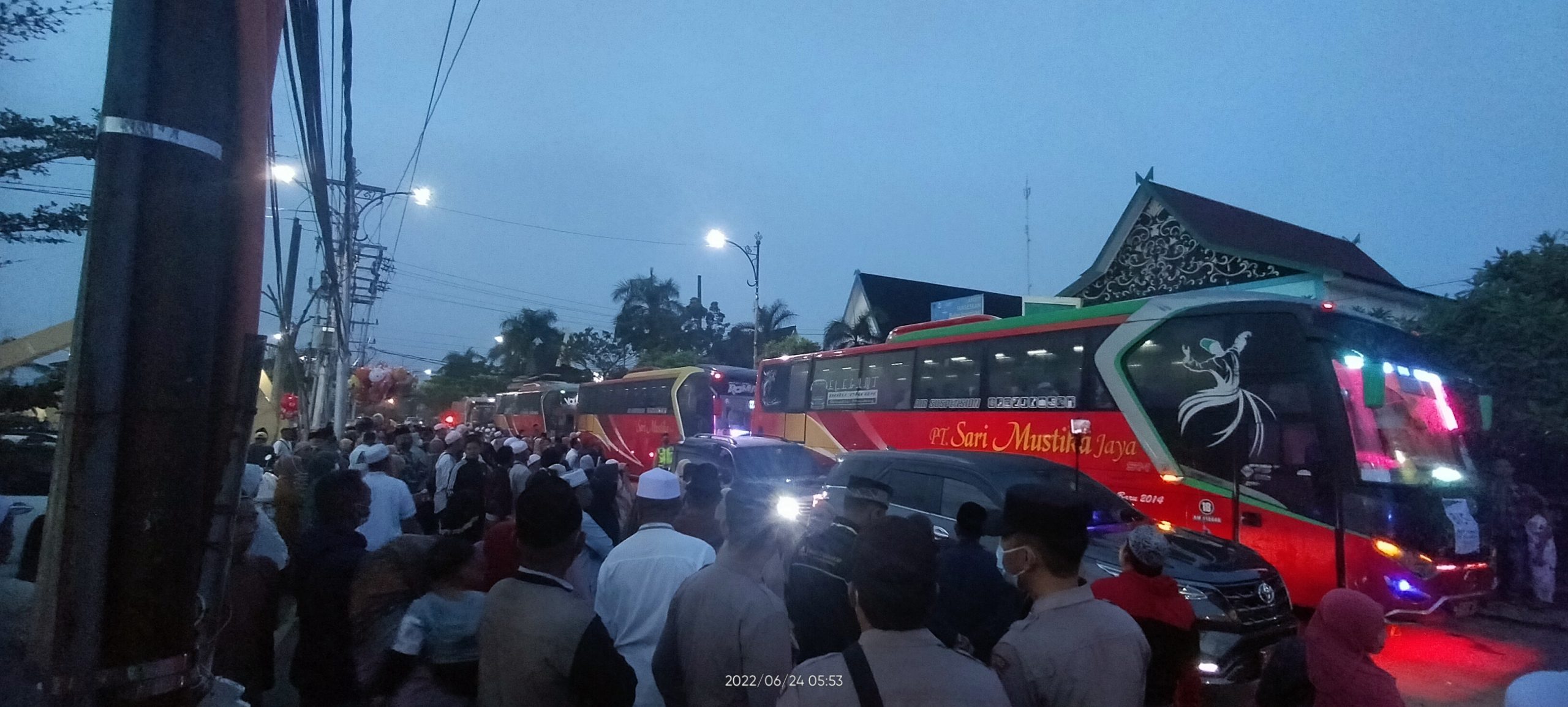 Calon Jamaah Haji Berangkat Menggunakan 4 Bus Berwarna Merah