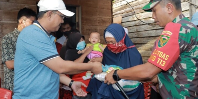 Bupati Tanjab Barat Bersama Kodim 0419/ Tanjung Jabung Berikan Bantuan Kepada Masyarakat Kampung Nelayan 