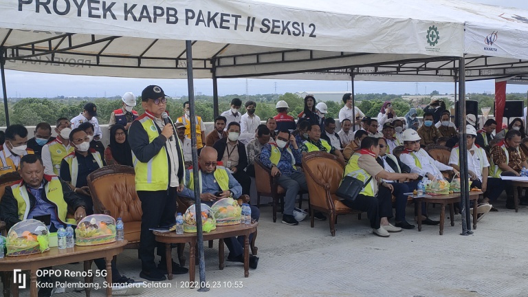 Anggota Komisi V DPR RI H Bakri sedang menyampaikan Pendapatnya terkait pembangunan Jalan Tol Palembang-Betung-Jambi dihadapan para Pihak Rekanan dan PUPR