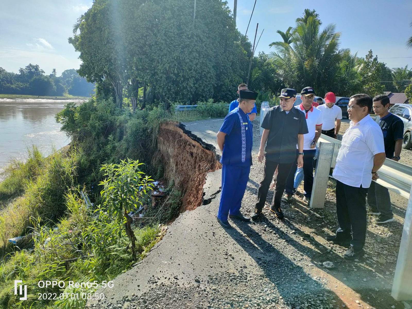 H Bakri (Putih) didamping Pj Bupati Tebo Aspan (Hitam) meninjau lokasi Jalan Padang Lamo Tebo yang mulai tergerus aliran sungai Batanghari 