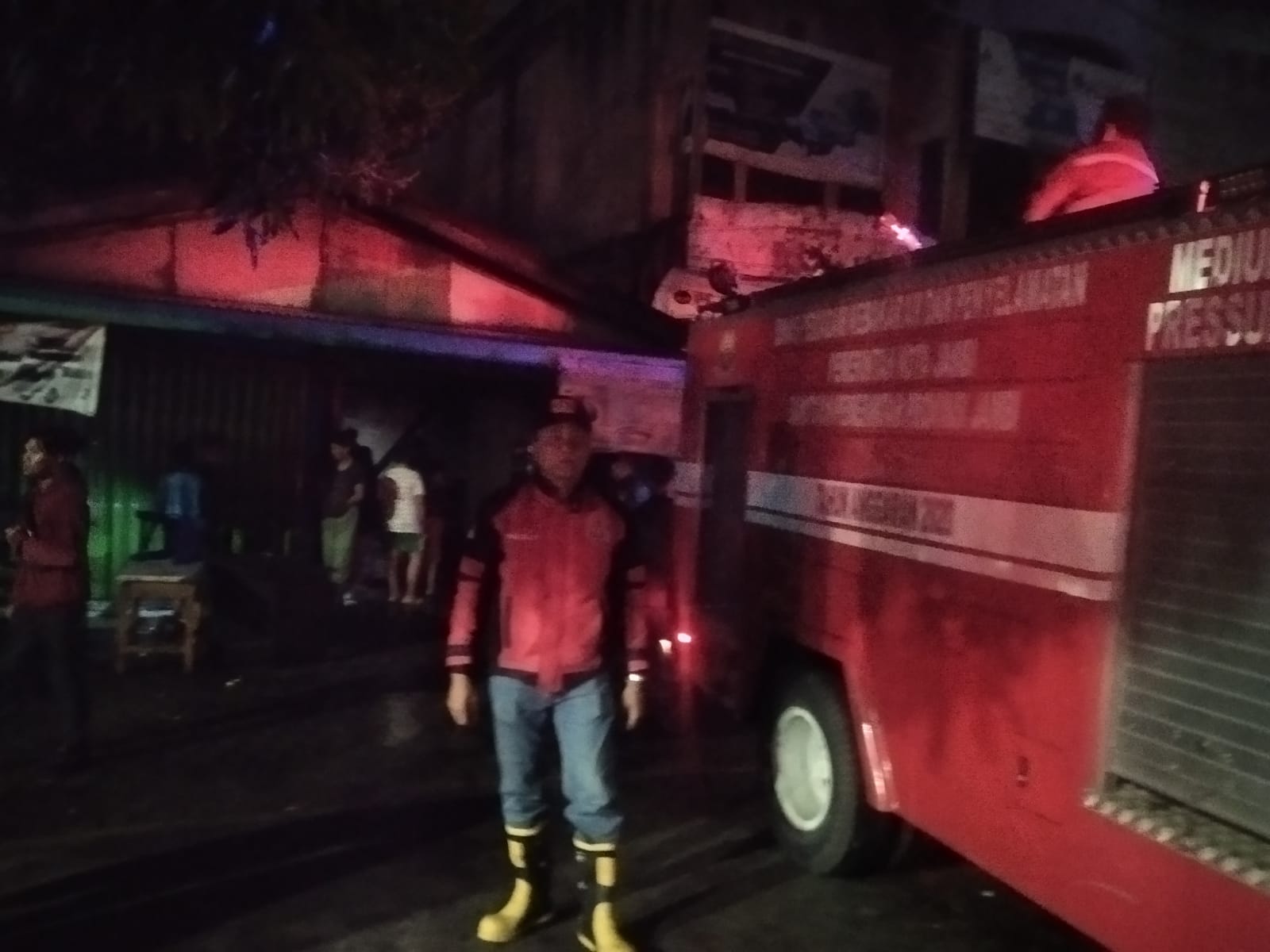 Damkar Bersibaku memadamkan Api di Lokasi Kebakaran Simpang Kawat Kota Jambi