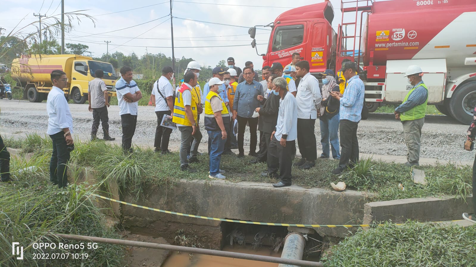 Anggota Komisi V DPR RI H Bakri Meninjau langsung ruas jalan depan UIN-STS Jambi yang sering terjadi banjir akibat hujan deras.(Dok:Daus)