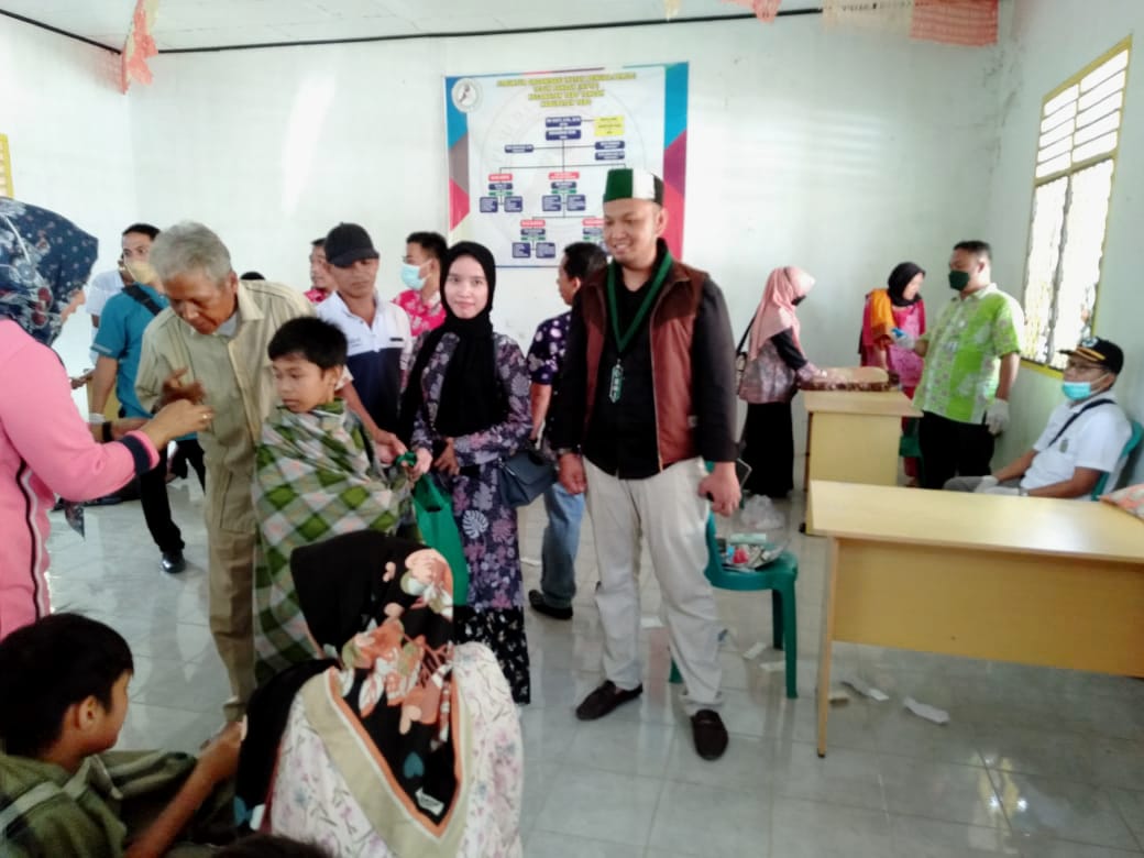 Ketua Badko HMI Jambi Bayu Anugerah (Peci Hijau) pantau Kegiatan Sunatan Massal di Desa Teluk Pandak Tebo (Ist)