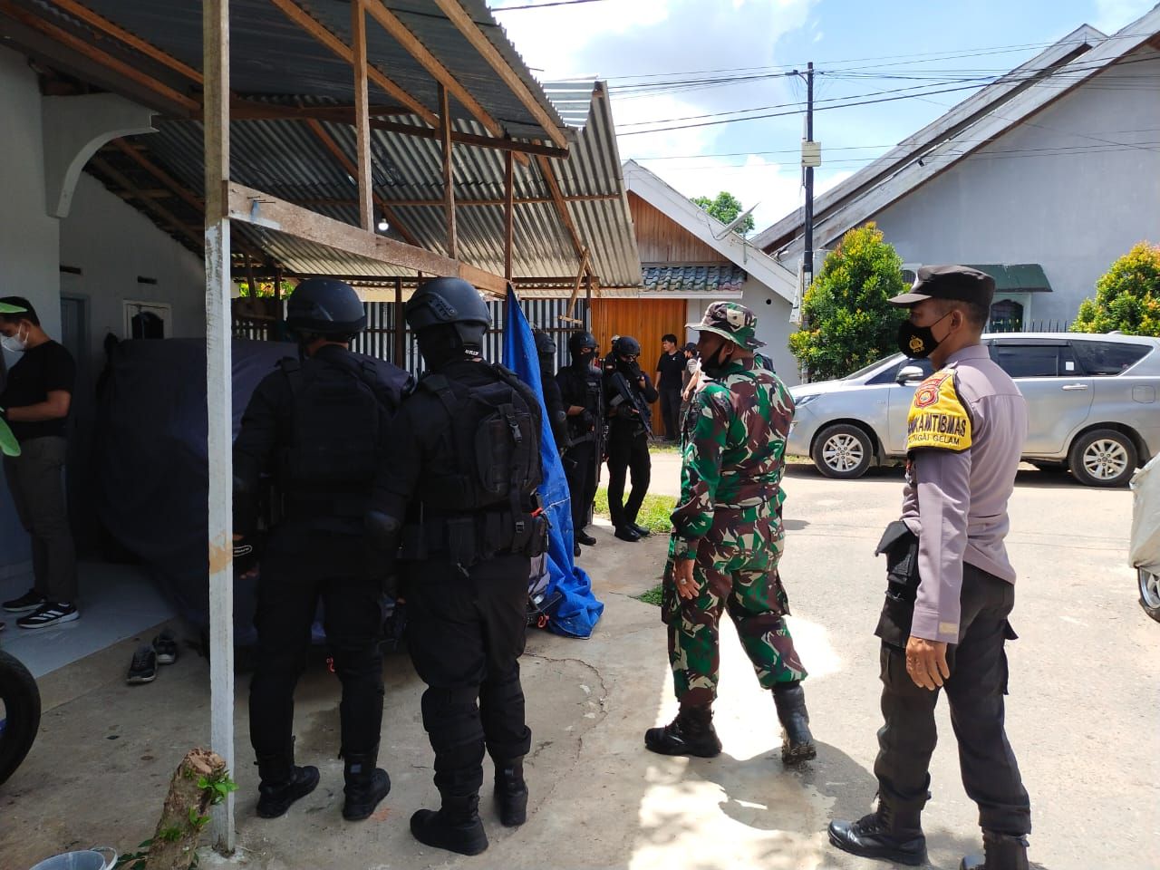 Diduga Terlibat Jaringan Teroris, Tim Densus 88 Geledah Rumah M. Rofik di Muaro Jambi