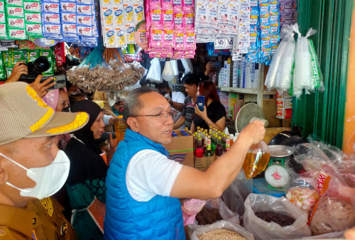 Mendag Zulkifli Hasan (Rompi biru) saat meninjau Harga Bapok di Pasar Angso DUo Jambi (Zabak)
