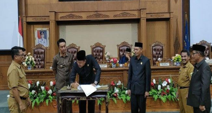 Ketua DPRD Muaro Jambi Yuli Setia Tandatangani Pengesahan Anggaran Perubahan Kabupaten Muaro Jambi. (is/zabak)