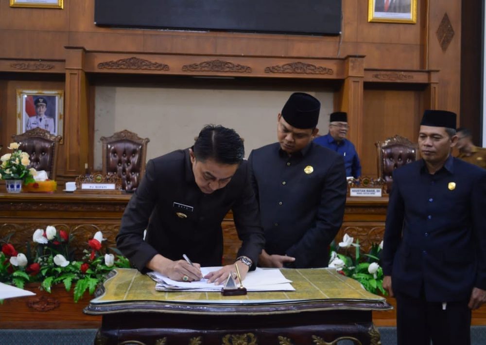 Pj Bupati Muaro Jambi Bachyuni Tandatangani Nota Kesepakatan KUA PPAS Perubahan APBD TA 2022 di gedung DPRD Muaro Jambi.(ist)