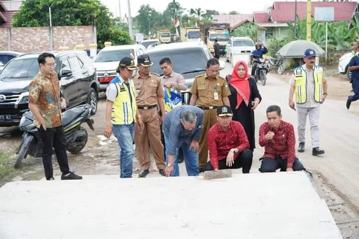 Ketua DPRD Edi Purwanto (Batik Merah Bertopi) Sedang Meninjau Jalan Kumpeh-Suak Kandis Muaro Jambi (ist)