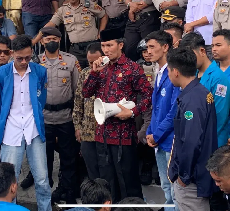 Ketua DPRD Provinsi Jambi Edi Purwanto Menemui Ratusan Mahasiswa yang Berdemo (ist)
