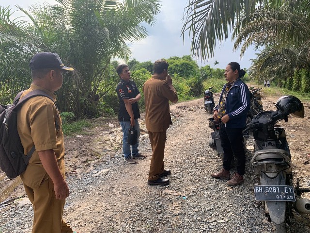 Ketua Komisi II DPRD Tanjab Barat, Suprayogi Saiful (jaket) bersama dinas terkait meninjau lokasi banjir di Bram Itam (Zabak.id)