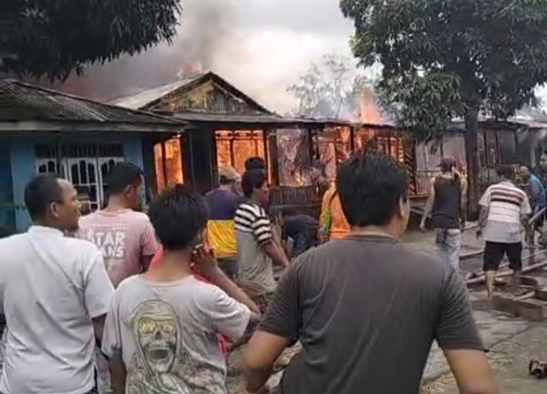 Masyarakat Nipah Panjang Berjibaku memadamkan Api yang menghanguskan rumah warga RT 04 Kelurahan Nipah Panjang II Tanjung Jabung Timur (Syap)