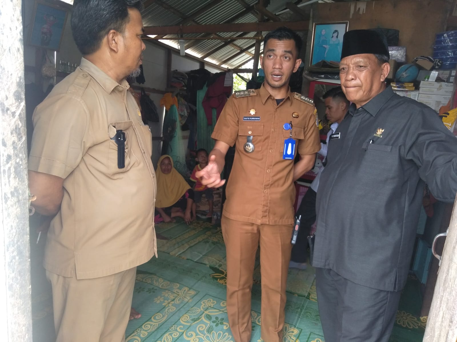 Camat Kuala Jambi Taufiq Kurniawan (Baju Dinas) bersama Ketua Baznas Syarifuddin mengunjungi Rumah Warga tak layak huni di Tanjung Solok 