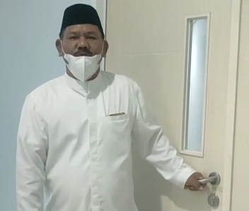 WR II UIN STS Jambi Dr. As'ad Isma tengah berusaha membuka pintu ruang kerjanya, namun terkunci. (Dok: Tangkapan Video)