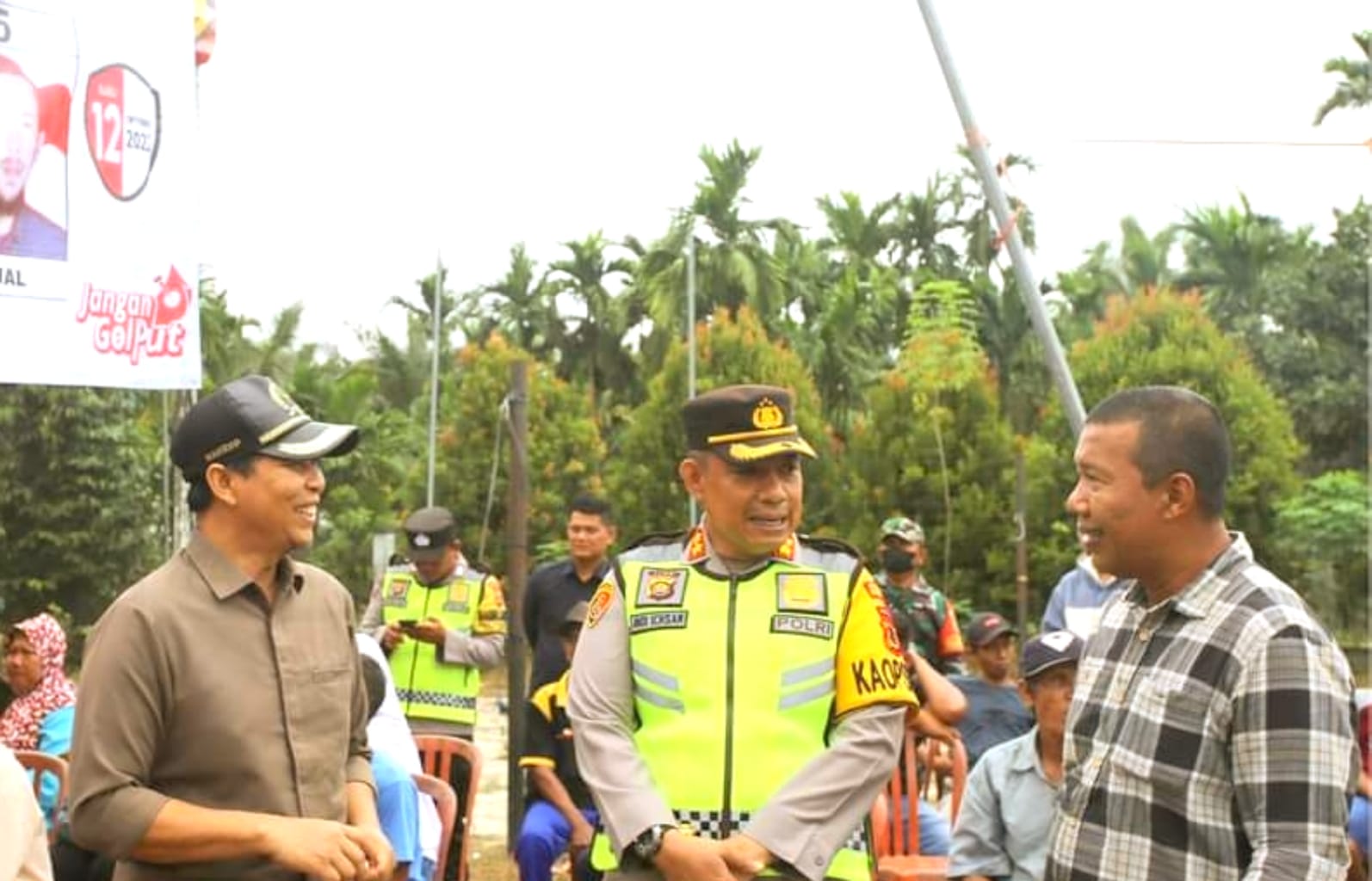 Ketua Tanjab Timur Mahrup (Kiri) sedang berbincang dengan Kapolres Andi Ichsan (tengah) dan Bupati Romi Hariyanto (kanan)/Zabak.id