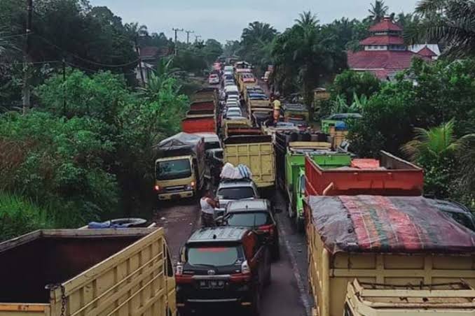 Kemacetan Parah Truk Batubara di Kabupaten Batanghari (Foto: ANTARA)