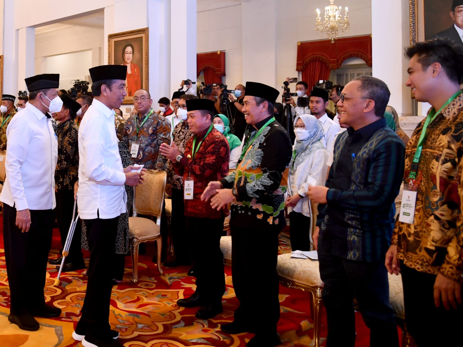 Gubernur Jambi Al Haris (Batik Merah) tampak sedang bersalaman dengan Presiden Jokowi (Dok: Diskominfo/riky)
