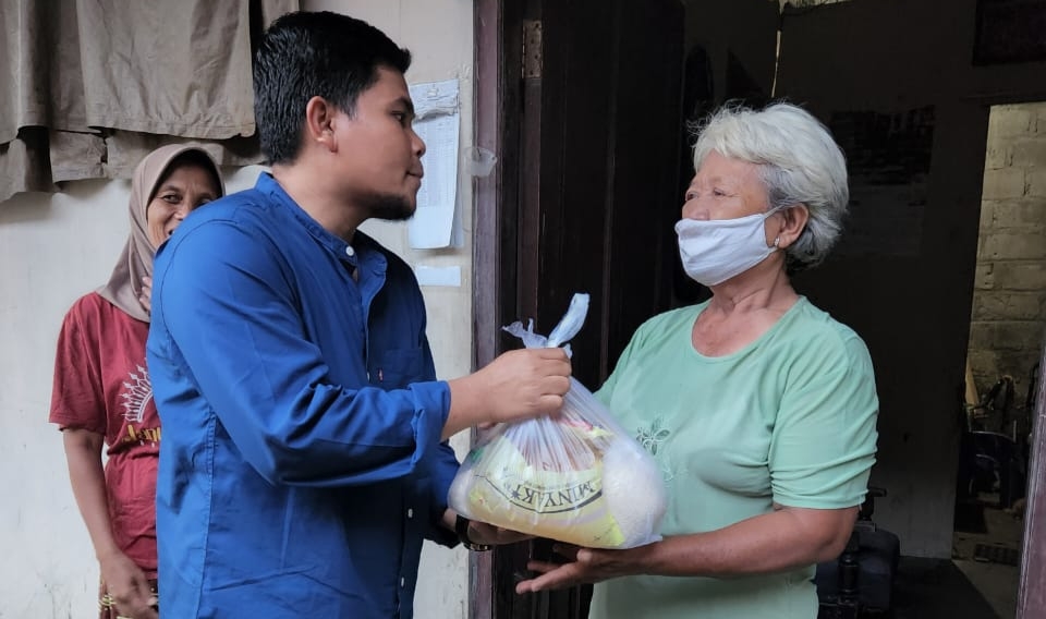 Koordinator Presidium MD KAHMI Bantul Yogyakarta, Munazartengah menyerahkan bantuan sembako kepada warga Guwosari (zabak.id)