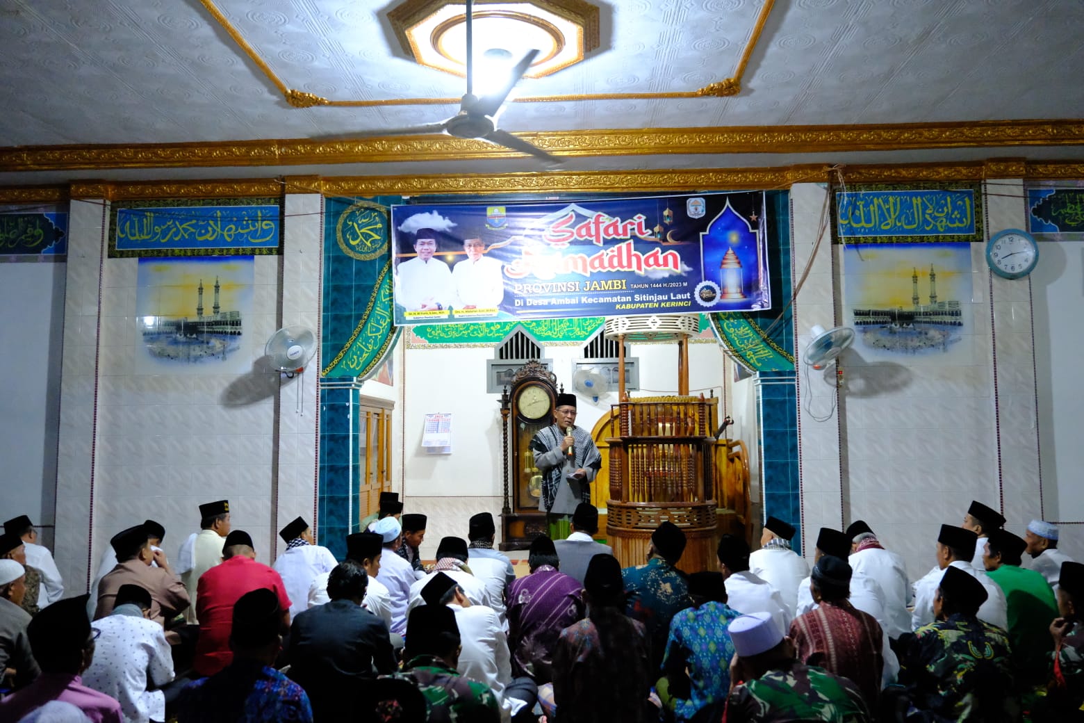 Wagub Jambi Abdullah Sani Menyampaikan Tausiahnya Dalam Safari Ramadhan di Masjid At-Taqwa Kabupaten Kerinci, Senin 03/04/2023 malam. (Foto: Diskominfo/Agus)