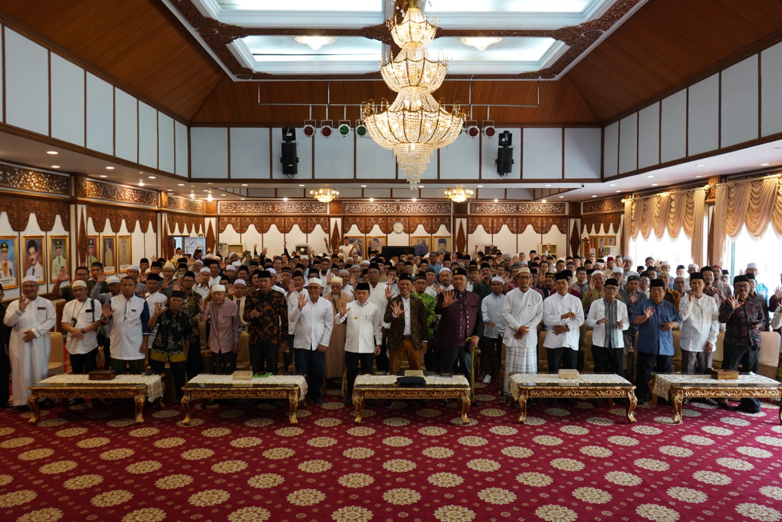 Gubernur Jambi Al Haris (tengah)Foto Bersama Para pengurus Masjid se Provinsi Jambi di Aula Rumah Dinas Gubernur, Minggu 02/04/2023 (Foto: Diskominfo/Novri)