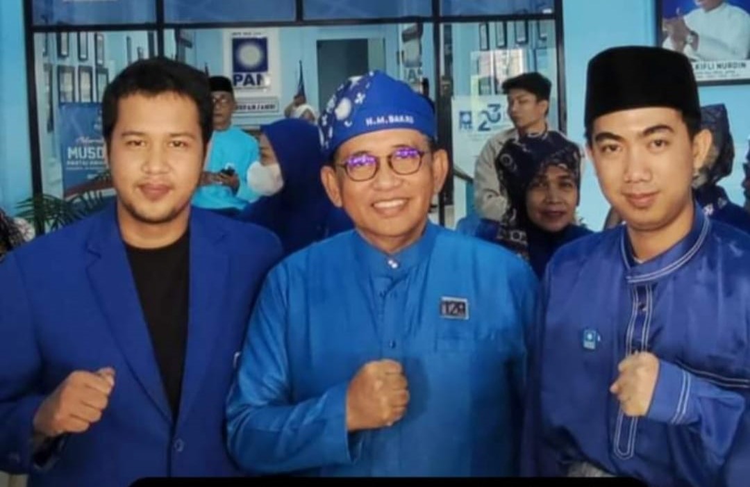 Ketua DPW PAN Jambi H Bakri (tengah), Ketua Karang Taruna Tanjab Timur Bima (kiri), ketua Karang Taruna Tanjab Barat, Adib (kanan)