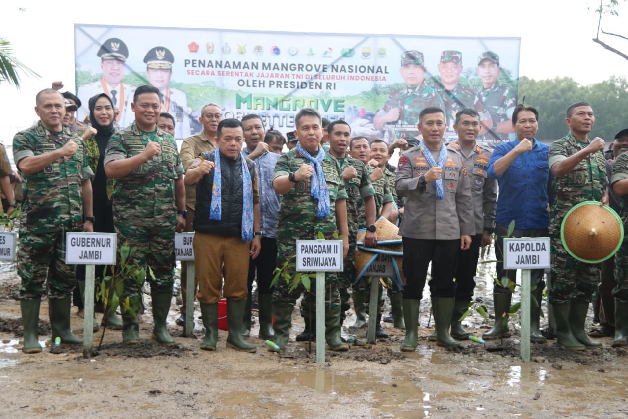 Gubernur Jambi Al Haris (pdh) foto bersama usai melakukan penanaman Mangrove bersama Pangdam Sriwijaya (Foto: Agus/Diskominfo)