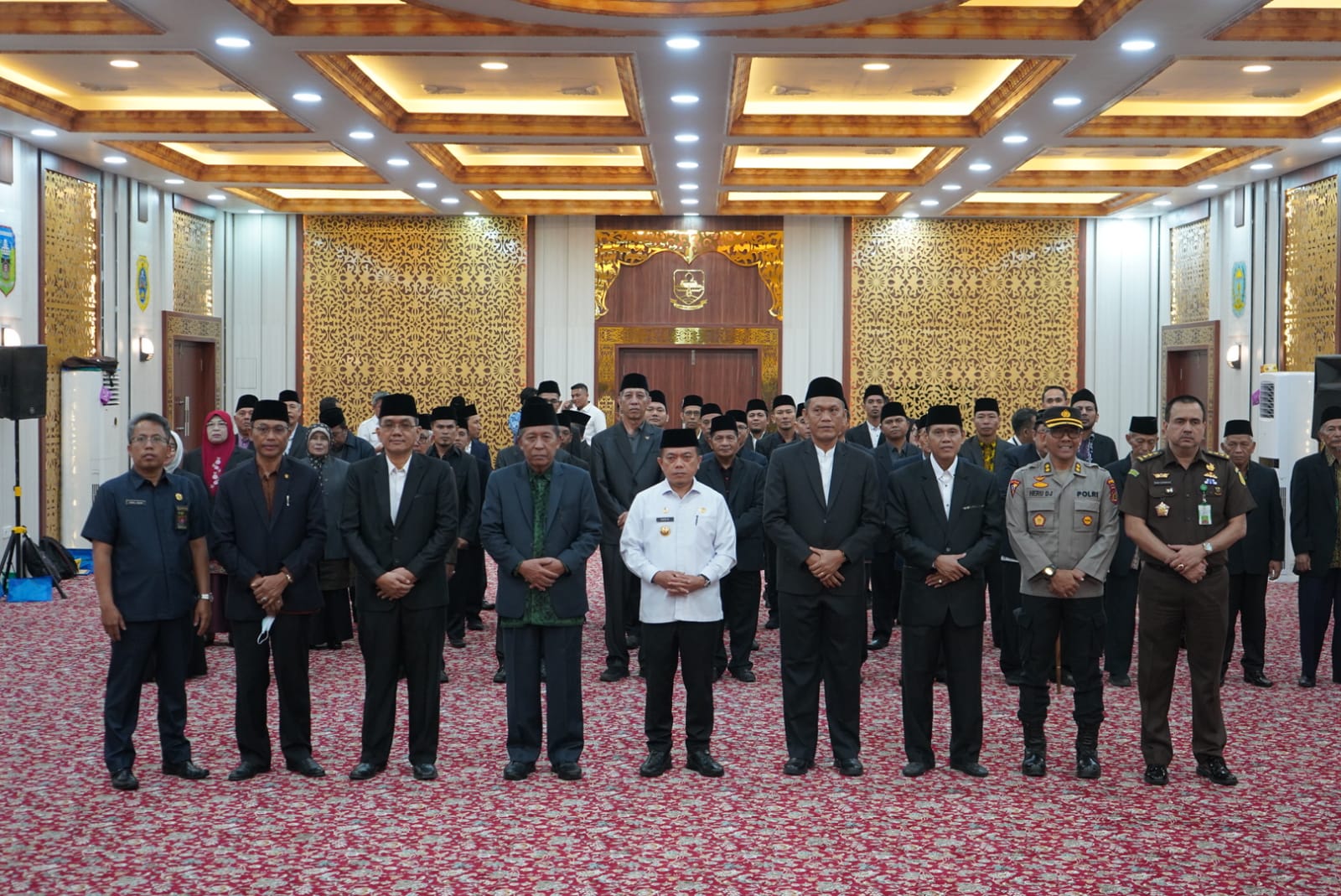 Gubernur Al Haris (tengah) foto bersama usai melantik pengurus LPTQ Provinsi Jambi (Foto: Sapra/Diskominfo)