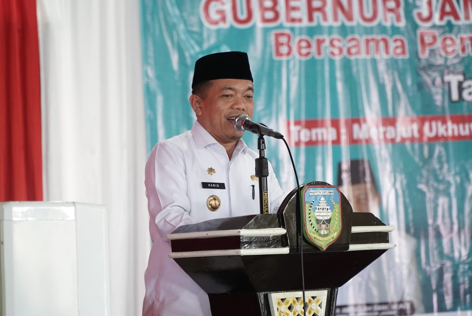 Gubernur Jambi Al Haris Sambutan pada saat acara Halal bi Halal di Pemkab Sarolangun.(Foto: Maria/Diskominfo)