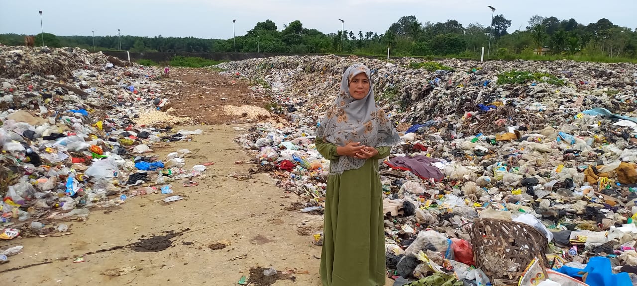 Hasanah Tartila, Penyuluh Agama Islam Kabupaten Tanjung Jabung Timur Tengah berada disalah satu lokasi TPS (Dok: Tika)