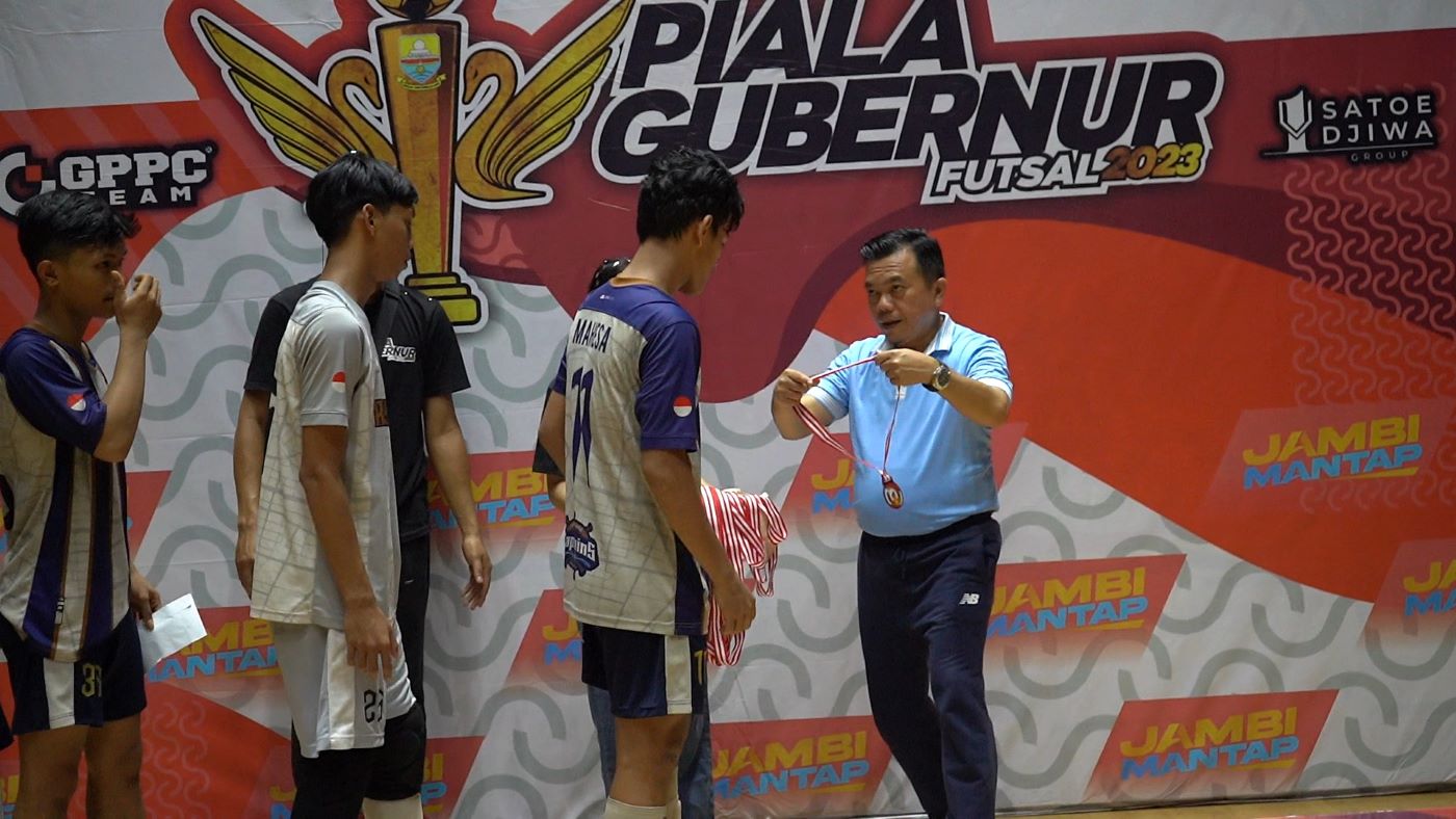 Gubernur Al Haris Pesan ke Pelajar Untuk Jaga Kekompakan Pada Saat Menutup Turnamen Futsal.(Dok: Sapra/Diskominfo)