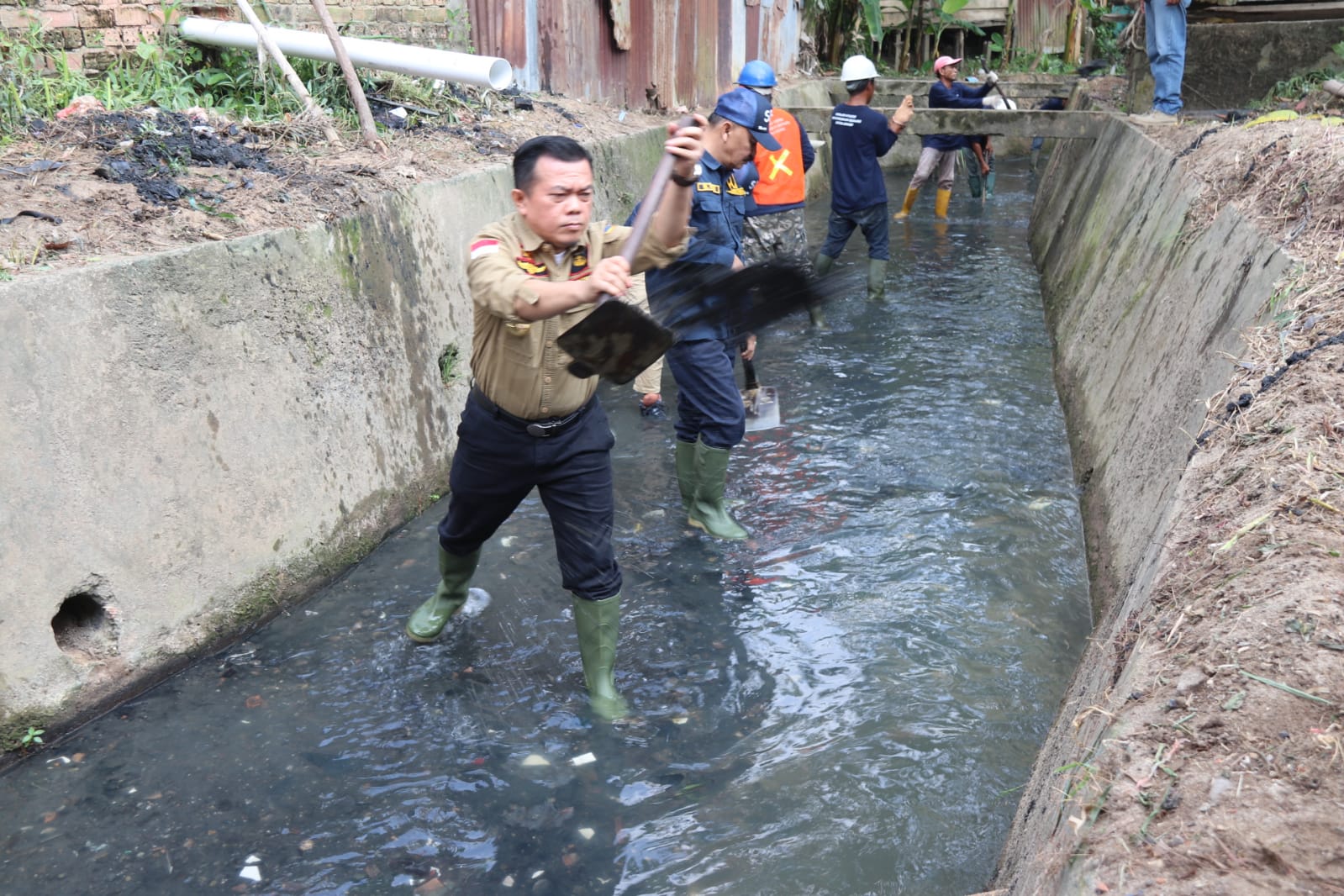 Atasi Persoalan Banjir Kota Jambi, Gubernur Al Haris Ikut Turun Langsung Pegang Cangkul.(Dok: Agus/Diskominfo)