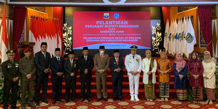 Foto bersama Ketua DPRD Usai hadiri Pelantikan PJ Bupati Merangin. (Dok: Bitnews)